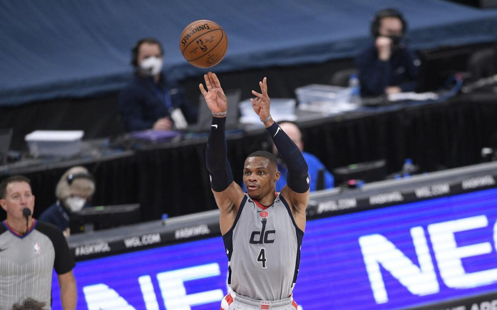  八村塁关键补篮，奇才险胜马刺  